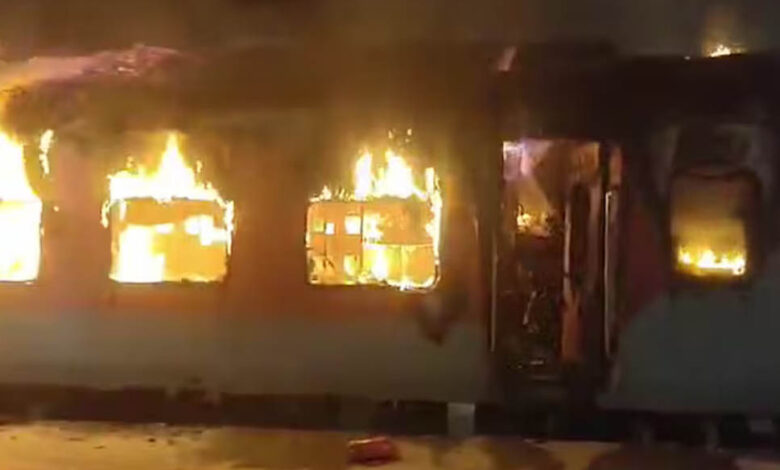 आंध्र-प्रदेश-में-टाटानगर–एर्नाकुलम-एक्सप्रेस-में-आग,-ac-कोच-में-एक-यात्री-की-मौत