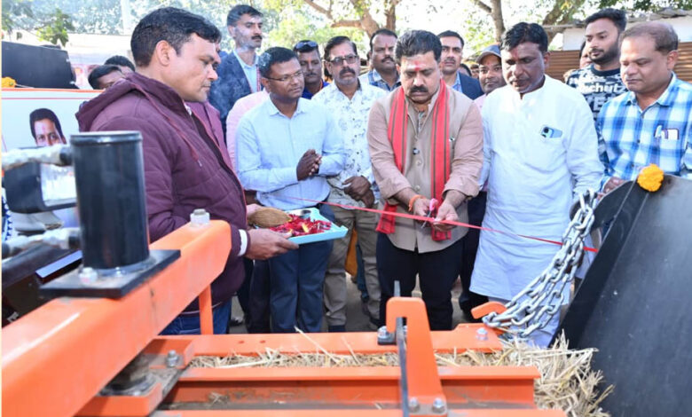 उप-मुख्यमंत्री-विजय-शर्मा-ने-02-स्क्वायर-बेलर-मशीनों-का-किया-लोकार्पण