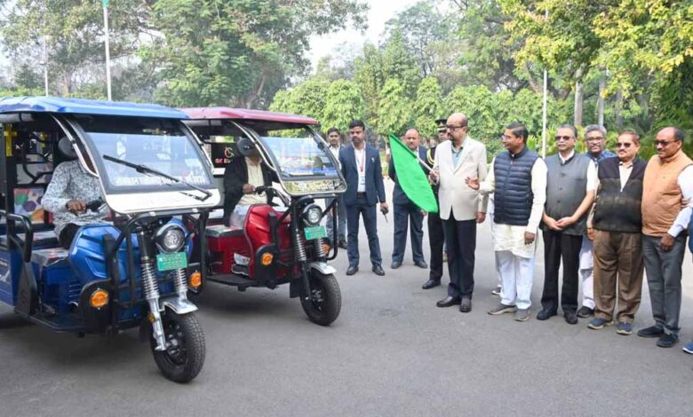 राज्यपाल-डेका-ने-सरस्वती-शिक्षा-संस्थान-को-प्रदान-किए-चार-ई-रिक्शे