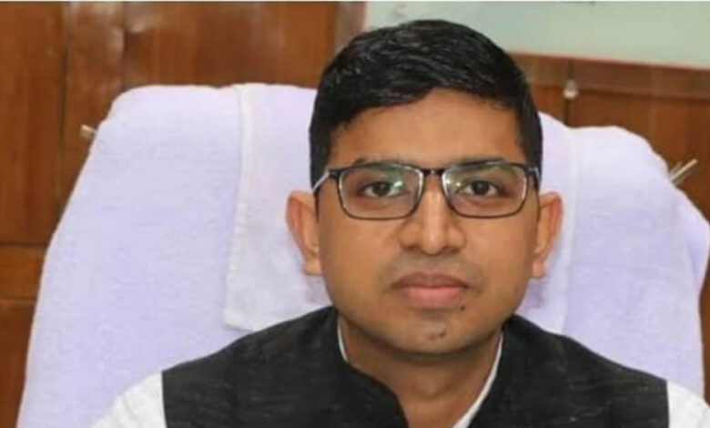 आईएएस-क्षितिज-सिंघल-को-इंदौर-नगर-निगम-का-नया-कमिश्नर-नियुक्त-किया-गया,-दिलीप-यादव-को-हटाया-गया