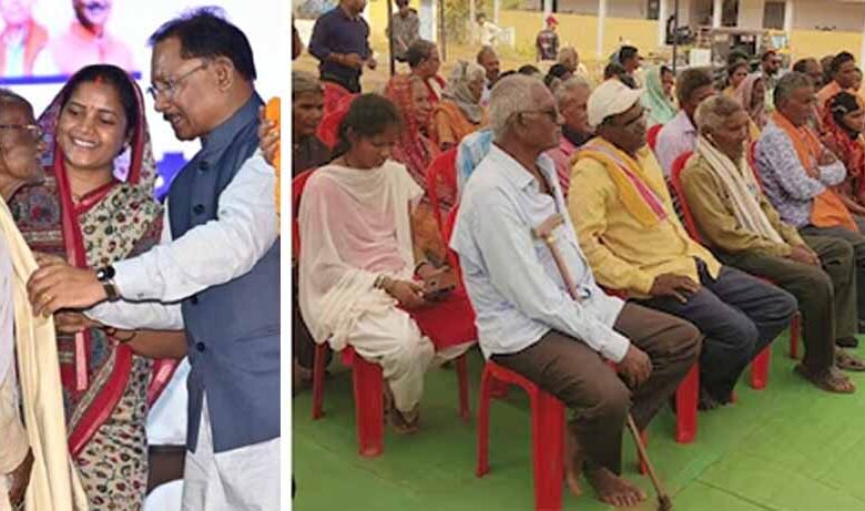छत्तीसगढ़-में-वरिष्ठ-नागरिकों-को-सशक्त-सामाजिक-सुरक्षा-तंत्र,-आधार-कार्ड-एवं-अन्य-वैध-दस्तावेजों-से-मिल-रहा-योजनाओं-का-लाभ