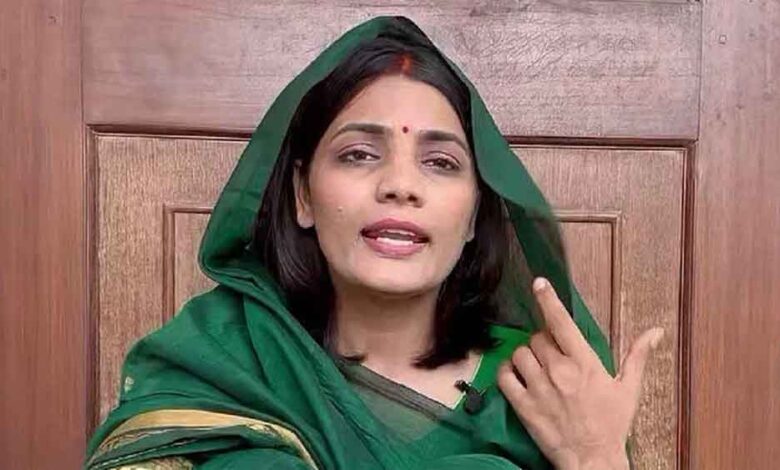 चार-घंटे-थाने-में-रहीं-नेहा-राठौर,-बयान-दर्ज-नहीं-हुआ,-बोलीं–-पीएम-मोदी-पर-दिए-बयान-से-पीछे-नहीं-हटूंगी