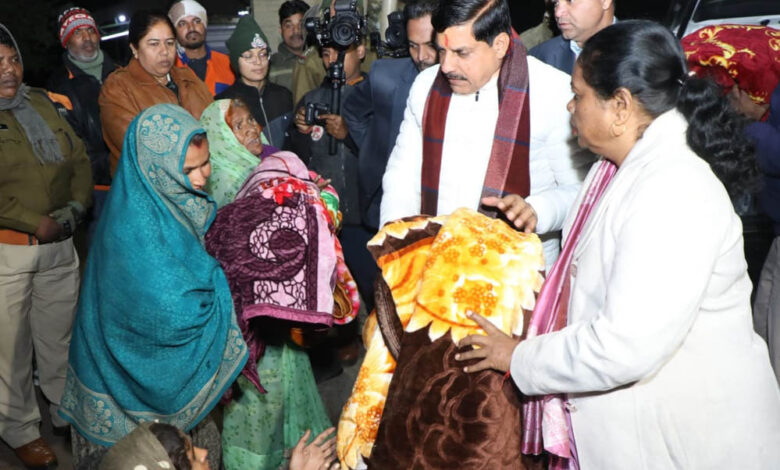 सीएम-डॉ.-यादव-का-मानवीय-चेहरा:-रैन-बसेरे-का-निरीक्षण,-जरूरतमंदों-को-चाय-और-कंबल-वितरण