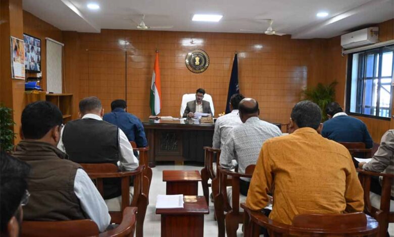 बलौदा-बाजार-कलेक्टर-ने-की-धान-खरीदी-की-समीक्षा,-उठाव-में-तेजी-लाने-व-कड़ी-निगरानी-के-दिए-निर्देश