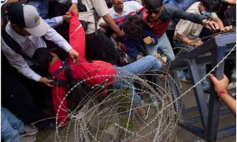 नेपाल-के-बीरगंज-में-भड़की-हिंसा,-मस्जिद-में-तोड़फोड़-के-बाद-हालात-तनावपूर्ण,-भारत-नेपाल-सीमा-अलर्ट-पर