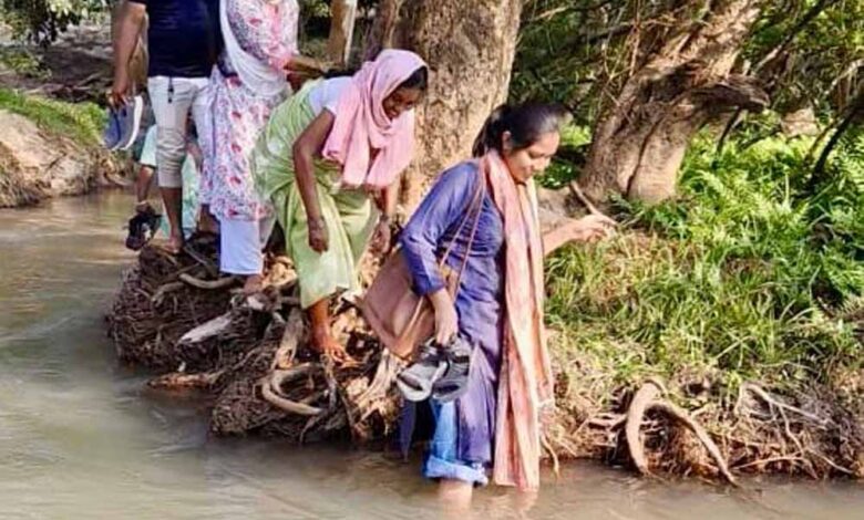 ‘बाल-विवाह-मुक्त-छत्तीसगढ़’-अभियान-में-जुटी-टीमें,-नदी-नाले-पार-कर-बचाया-भविष्य