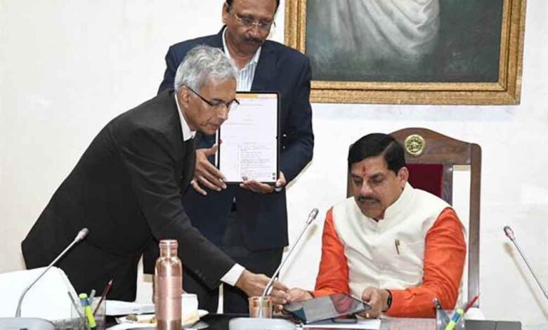 मंत्रि-परिषद-की-बैठक-में-मंत्री-परिषद-सदस्यों-को-मिले-टैबलेट