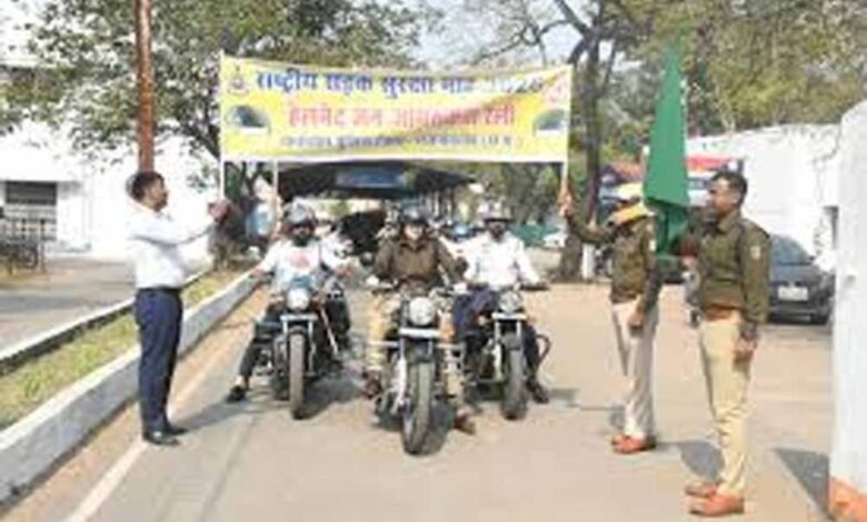 राष्ट्रीय-सड़क-सुरक्षा-माह-में-निकाली-हेलमेट-बाइक-रैली,-यातायात-नियमों-का-पालन-करने-का-दिया-लोगों-को-सन्देश