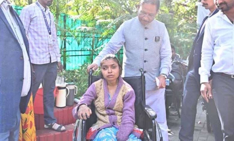 जनदर्शन-में-दिव्यांगजनों-को-मुख्यमंत्री-ने-दीं-बैटरी-ट्राइसिकल,-व्हीलचेयर-और-श्रवण-यंत्र-भी-बांटे