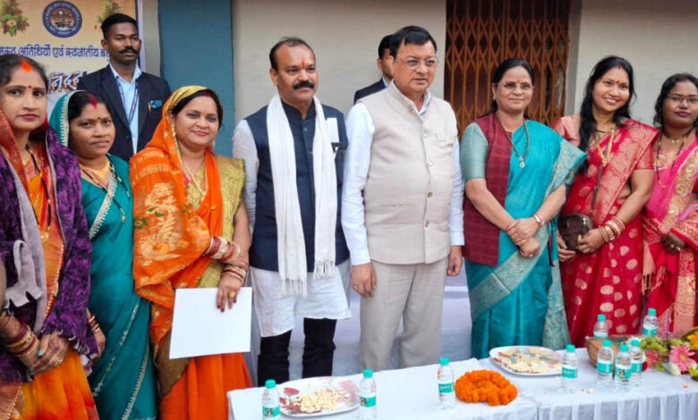 रायपुर-:-कैबिनेट-मंत्री-देवांगन-धीवर-समाज-के-नववर्ष-एवं-पारिवारिक-मिलन-समारोह-में-हुए-शामिल