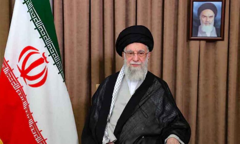 गुस्साई-भीड़-के-बीच-पहुंचे-अयातुल्लाह-खामेनेई,-बोले—ट्रंप-के-हाथ-खून-से-सने