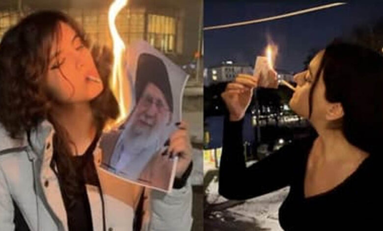 खामेनेई-की-फोटो-जलाकर-सिगरेट-सुलगा-रहीं,-ईरानी-महिलाओं-का-अनोखा-विरोध-प्रदर्शन