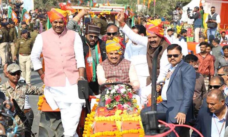 1101-ट्रैक्टरों-की-ऐतिहासिक-रैली-के-साथ-कृषक-कल्याण-वर्ष-2026-का-शुभारंभ