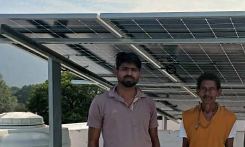 सोलर-पैनल-से-दूर-हुई-चिंताराम-की-बिजली-बिल-की-चिंता,-ग्रामीणों-के-लिए-बने-मिसाल