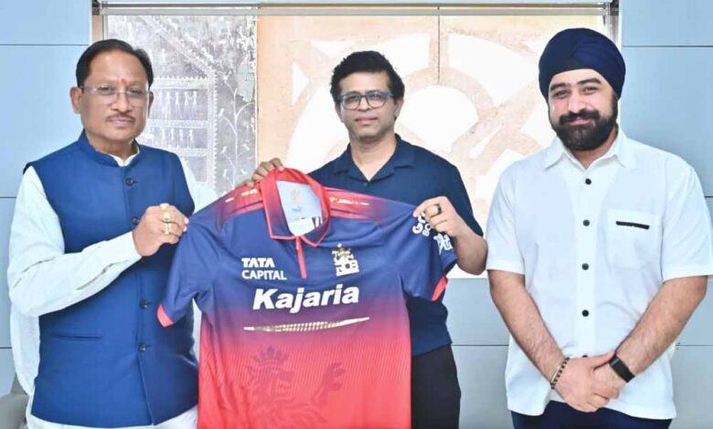 छत्तीसगढ़-में-आईपीएल-की-तैयारी:-मुख्यमंत्री-साय-को-आरसीबी-का-जर्सी-किया-भेंट