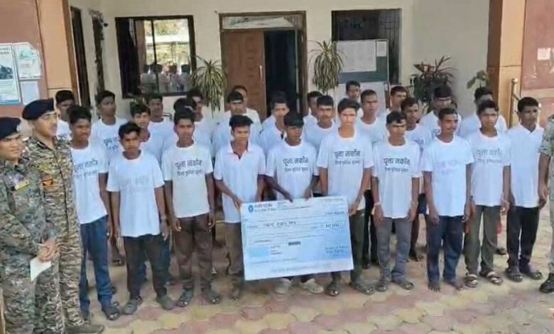 29-नक्सलियों-ने-आत्मसमर्पण-किया,-पुनर्वास-नीति-के-तहत-छोड़ा-हिंसा-का-रास्ता