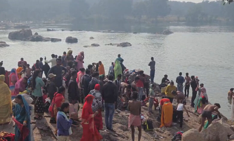 ओरछा-में-श्रद्धालुओं-ने-बेतवा-नदी-में-लगाई-डुबकी,-रामराजा-सरकार-के-दर्शन-से-मनाई-मकर-संक्रांति