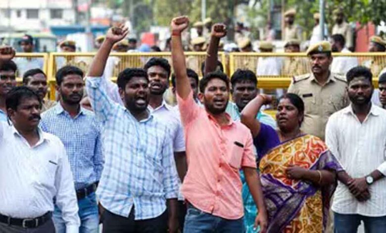 ओडिशा-में-गोमांस-अफवाह-से-हड़कंप,-भीड़-ने-दुकान-और-वाहन-जलाए