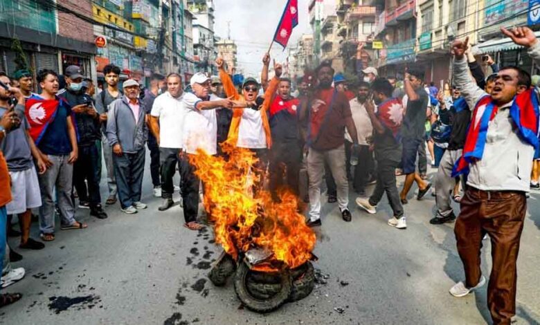 बांग्लादेश-में-अल्पसंख्यकों-पर-हमले-जारी,-हिंदू-शिक्षक-के-घर-को-उपद्रवियों-ने-फूंका