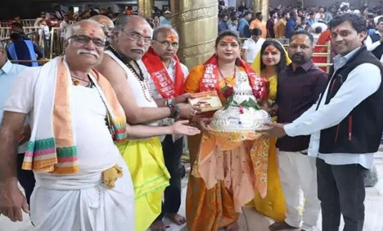 मनोकामना-पूरी-होने-पर-भक्त-ने-बाबा-महाकाल-को-चढ़ाया-2.35-किलो-का-चांदी-का-मुकुट,-मंदिर-गूंजा-जयकारों-से