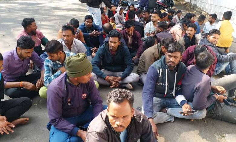 गृहमंत्री-विजय-शर्मा-के-बंगले-के-सामने-पहुंचे-caf-कैंडिडेट्स,-खाली-पदों-पर-भर्ती-की-मांग