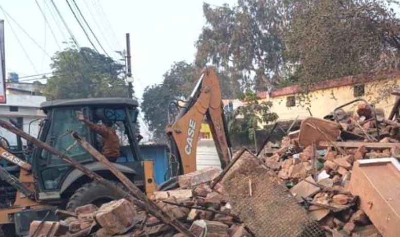 बच्ची-से-रेप-के-आरोपी-का-घर-जमींदोज,-नगर-निगम-का-चला-बुलडोजर