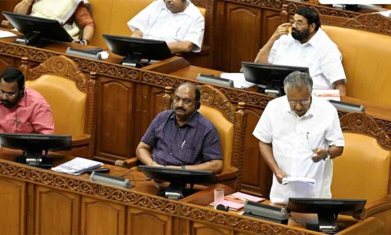 केरल-में-राज्यपाल-ने-छोड़ा-अधूरा-भाषण,-cm-ने-खुद-पढ़ा-केंद्र-आलोचना-वाला-हिस्सा