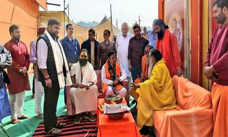 उप-मुख्यमंत्री-शुक्ल-ने-प्रयागराज-में-त्रिवेणी-संगम-में-स्नान-कर-किया-पूजन