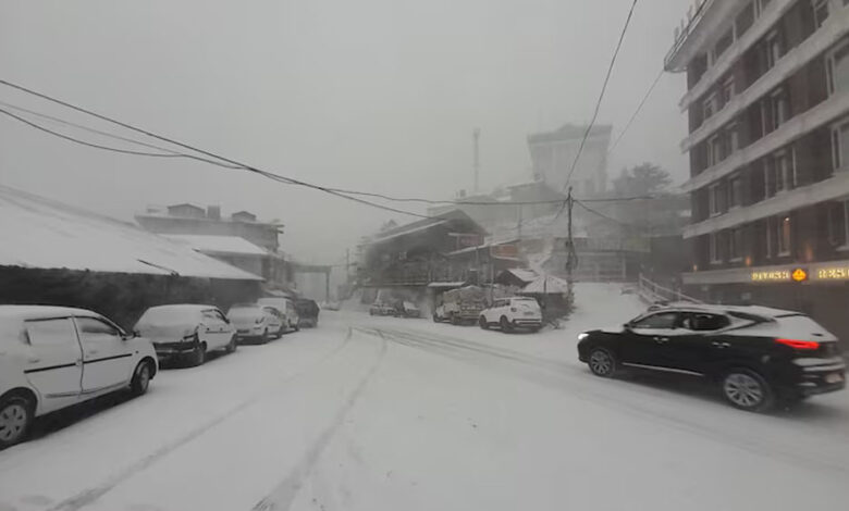 श्रीनगर-से-शिमला-मनाली-तक-बर्फबारी,-कश्मीर-में-24-फ्लाइट्स-रद्द,-बर्फ-से-ढका-कश्मीर-और-टूरिस्टों-का-उत्साह