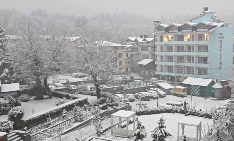 हिमाचल-में-बर्फीला-टॉर्चर:-शिमला-सहित-ऊंचे-इलाकों-में-भारी-हिमपात,-550-सड़कें-बंद