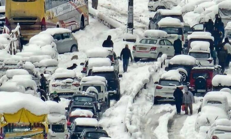 मनाली-जाम-से-जाम!-15-km-लंबी-कतार,-बिजली-पानी-बंद,-गाड़ियों-में-रात-गुजारने-को-मजबूर-पर्यटक