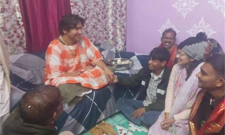 रात-के-अंधेरे-में-वचन-निभाने-आए-आचार्य-धीरेंद्र-शास्त्री