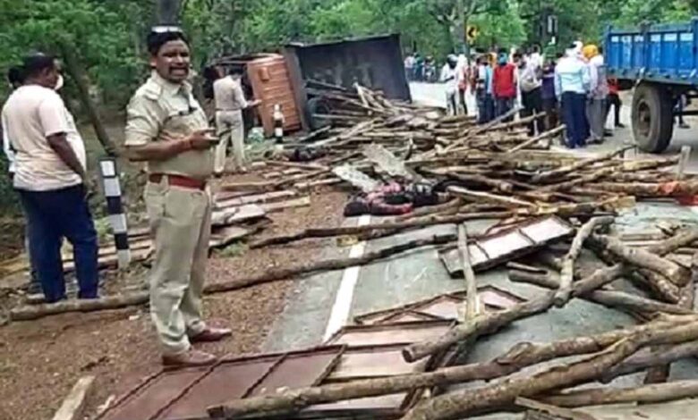 राजनांदगांव-में-बाइक-को-रौंदते-तेज-रफ्तार-ट्रक-दुकान-में-घुसा,-2-लोगों-की-मौत