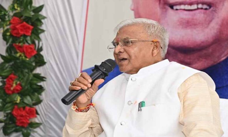 राज्यपाल-ने-भारिया-जनजाति-से-किया-संवाद,-हितलाभ-वितरण-और-नवाचारों-का-लिया-जायज़ा