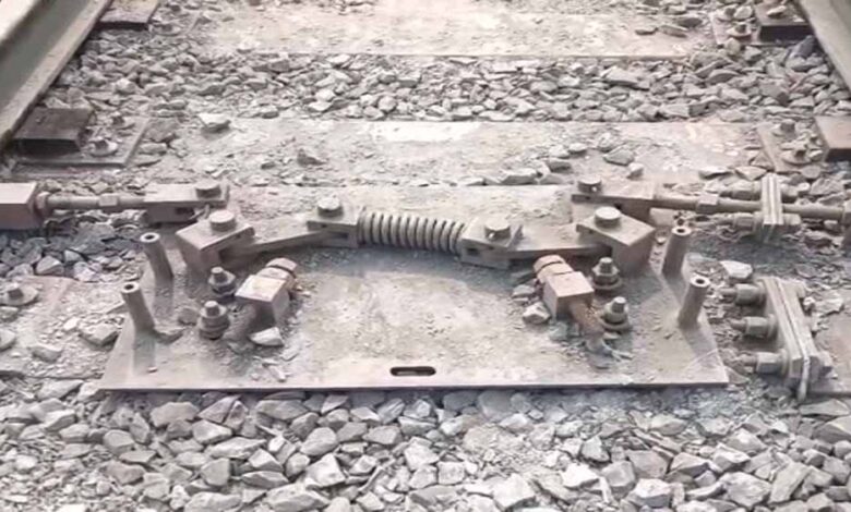 कुसमुंडा-जटगा-के-बीच-पटरी-काटकर-चोरी,-प्लेट-और-हैवी-मशीनरी-समेत-2-करोड़-का-माल-चोरी