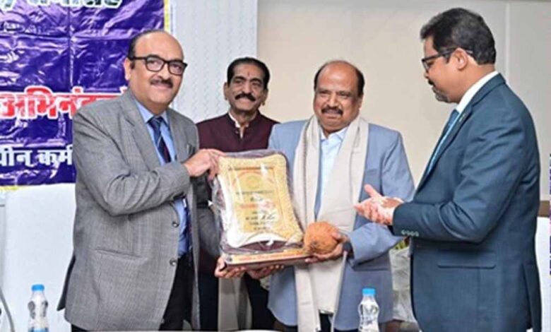 सम्मान-के-साथ-विदाई:-मुख्य-सचिव-कार्यालय-के-अवर-सचिव-अरूण-कुमार-हिंगवे-सहित-दफ्तरी-खुमान-सिंह-व-कन्हैया-लाल-सेवानिवृत्त