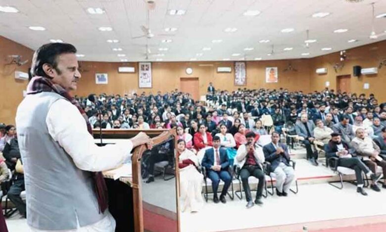 युवा-नवाचार-करें,-अनुसंधान-करें-और-प्रदेश-को-सतत-विकास-की-ओर-ले-जाने-के-लिये-आयें-आगे-:-उप-मुख्यमंत्री-शुक्ल