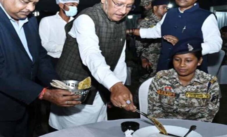 मुख्यमंत्री-साय-ने-नारायणपुर-में-जवानों-का-बढ़ाया-हौसला,-साथ-में-किया-रात्रि-भोज