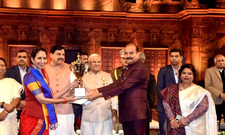 उच्च-शिक्षा-मंत्री-श्री-परमार-ने-राज्यस्तरीय-समारोह-में-झांकी-को-द्वितीय-स्थान-मिलने-पर-दी-बधाई