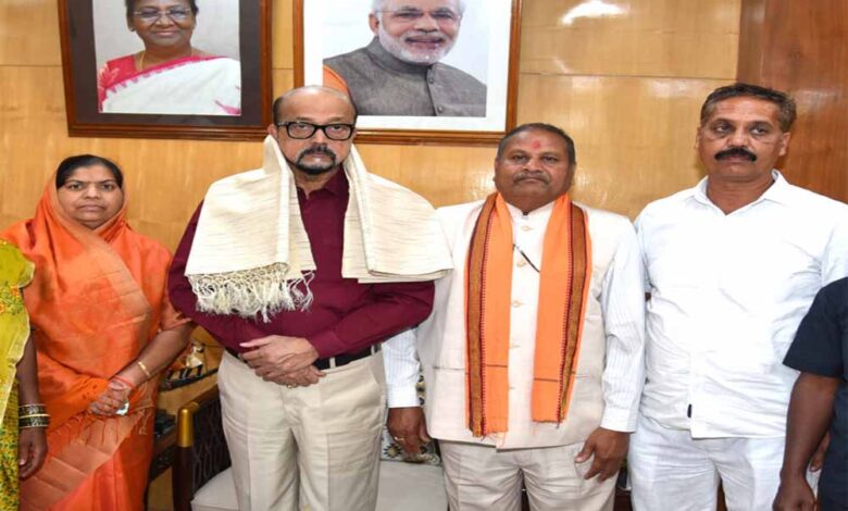 राज्यपाल-श्रमेन-डेका-से-राष्ट्रपति-पुरस्कार-प्राप्त-ढोकरा-शिल्प-कलाकारों-ने-की-सौजन्य-भेंट