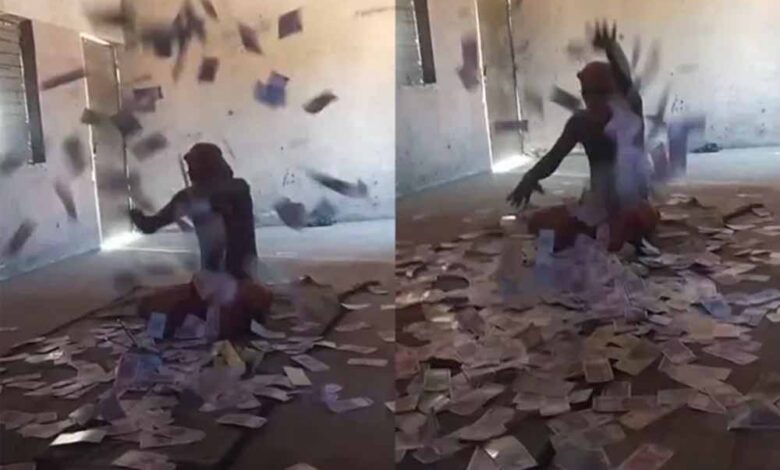 ढाई-लाख-को-ढाई-करोड़-बनाने-वाले-तांत्रिक-की-पिटाई,-नोटों-की-बारिश-कराते-वीडियो-वायरल