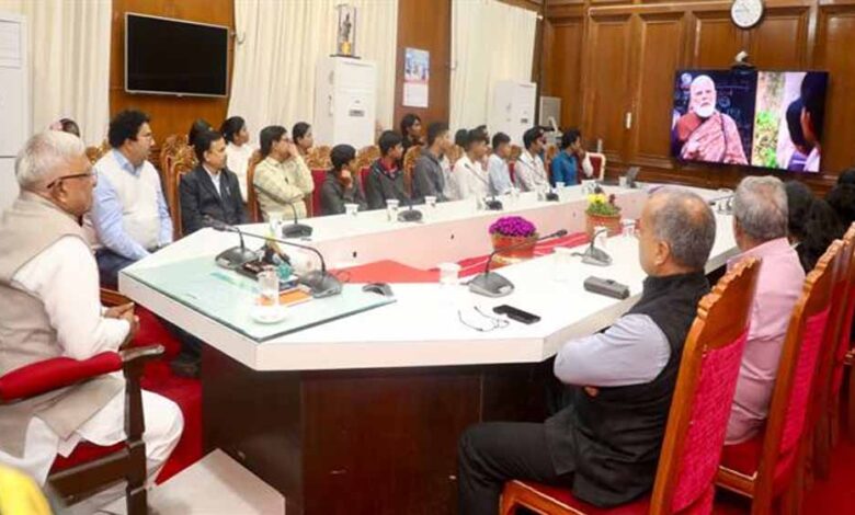 राज्यपाल-पटेल-बच्चों-के-साथ-“परीक्षा-पे-चर्चा”-कार्यक्रम-में-हुए-शामिल