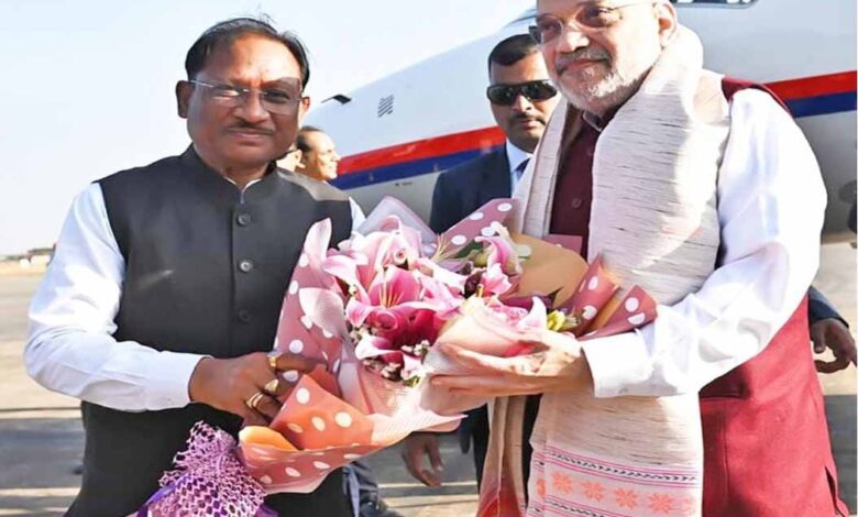 तीन-दिवसीय-छत्तीसगढ़-दौरे-पर-पहुंचे-केंद्रीय-गृह-एवं-सहकारिता-मंत्री-अमित-शाह-:-मुख्यमंत्री-विष्णुदेव-साय-ने-स्वामी-विवेकानंद-विमानतल-पर-किया-आत्मीय-स्वागत