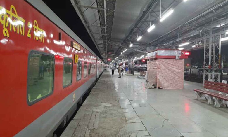 भोपाल-एक्सप्रेस-में-अफरा-तफरी:-ट्रेन-छूटते-ही-अनाउंसमेंट—‘बी-2-कोच-में-आग’,-घबराकर-कूदे-यात्री