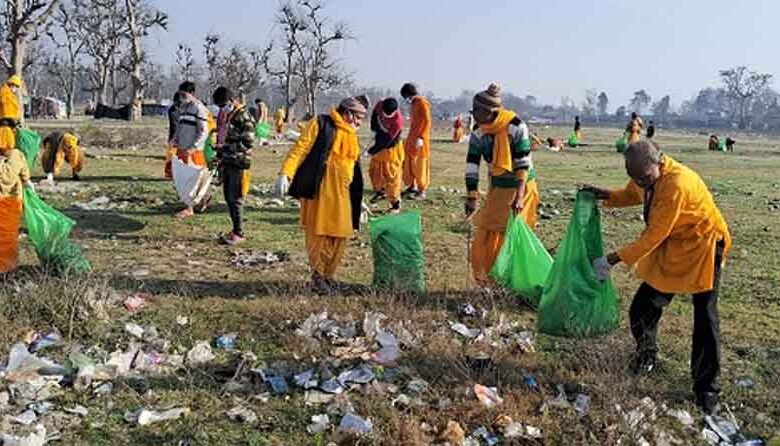 शांतिकुंज-का-कदम:-हरिद्वार-पंतद्वीप-में-जुटे-साधक,-बड़े-पैमाने-पर-सफाई-अभियान