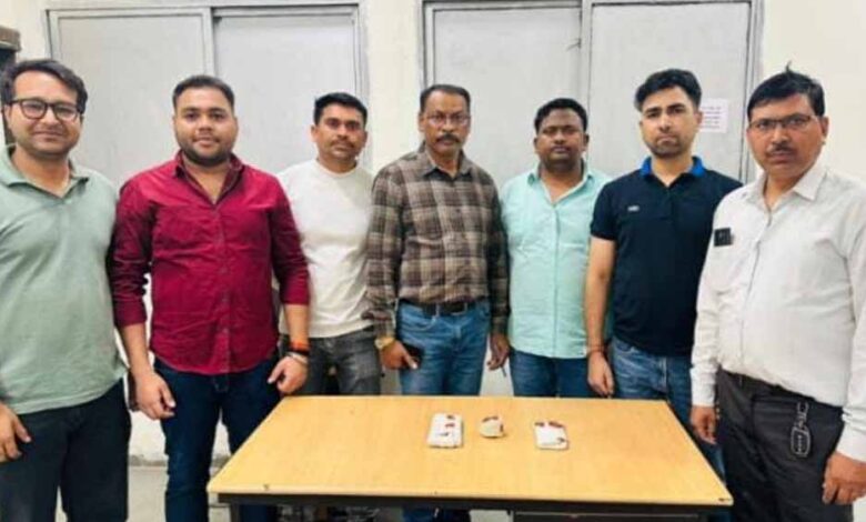 पांच-साल-से-फरार-महिला-और-युवक-मादक-पदार्थ-के-साथ-गिरफ्तार