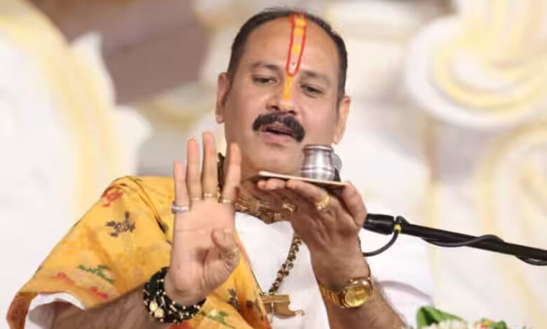 पंडित-प्रदीप-मिश्रा-की-कथा-सुनते-समय-महिला-को-आया-कार्डियक-अरेस्ट,-सांसें-थम-गईं