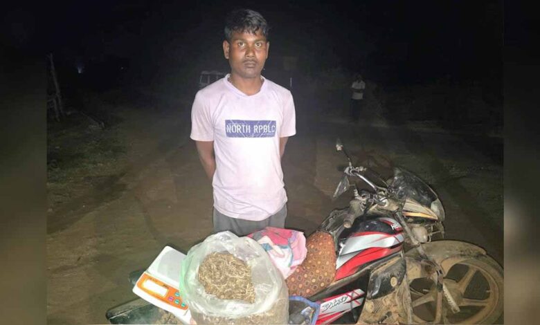 महाराष्ट्र-से-मोटरसाइकिल-पर-गांजा-ला-रहा-तस्कर-गिरफ्तार,-गांव-ले-जाते-समय-पुलिस-ने-दबोचा