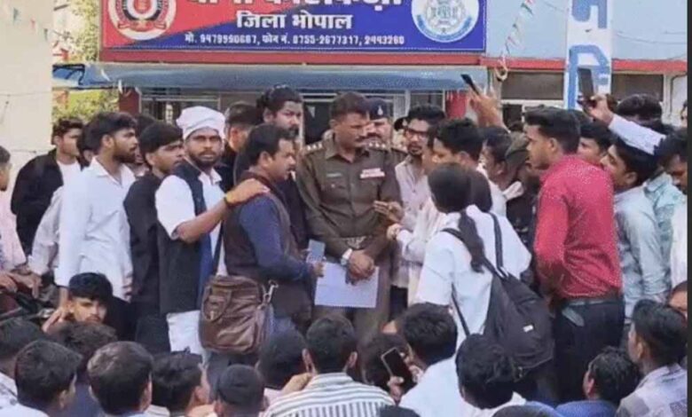 मेडिकल-छात्रा-की-मौत-को-लेकर-परिजनों-ने-किया-थाने-पर-प्रदर्शन