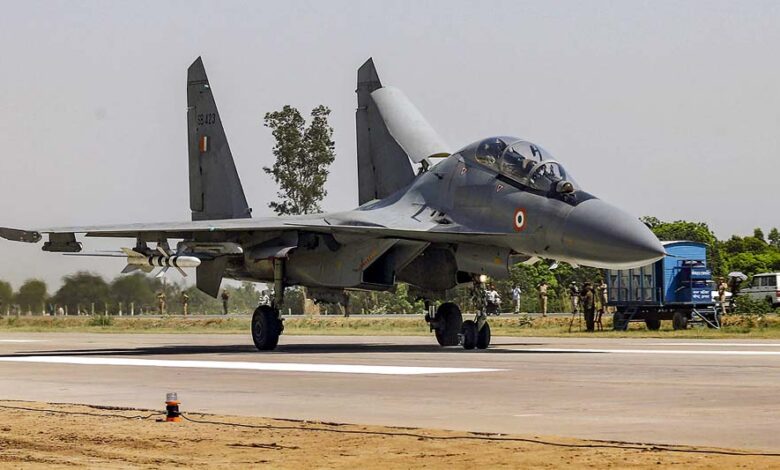 डिब्रूगढ़-में-प्रधानमंत्री-मोदी-का-ऐतिहासिक-आगमन:-नेशनल-हाईवे-पर-पहली-बार-pm-विमान-की-लैंडिंग